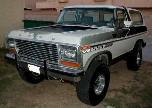C_Coats_04_white_blackstrip.jpg