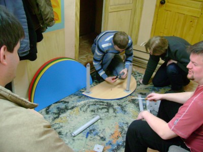 Приступили с сборке столиков.