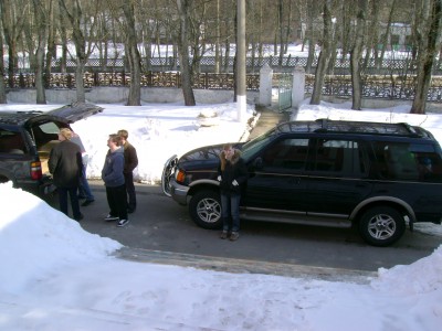 Только что приехали, начинаем разгрузку подарков.